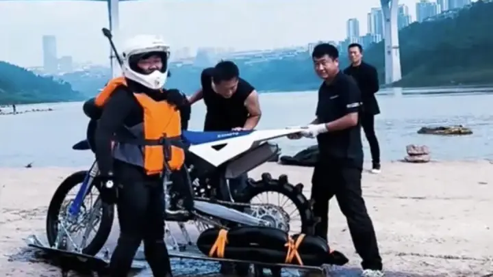 張雪重返河道 挑戰摩托車衝浪紀錄